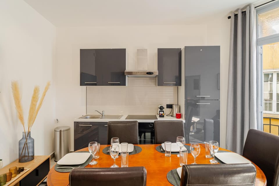 Coffee/tea facilities, Kitchen or kitchenette, Dining area, oven, stove