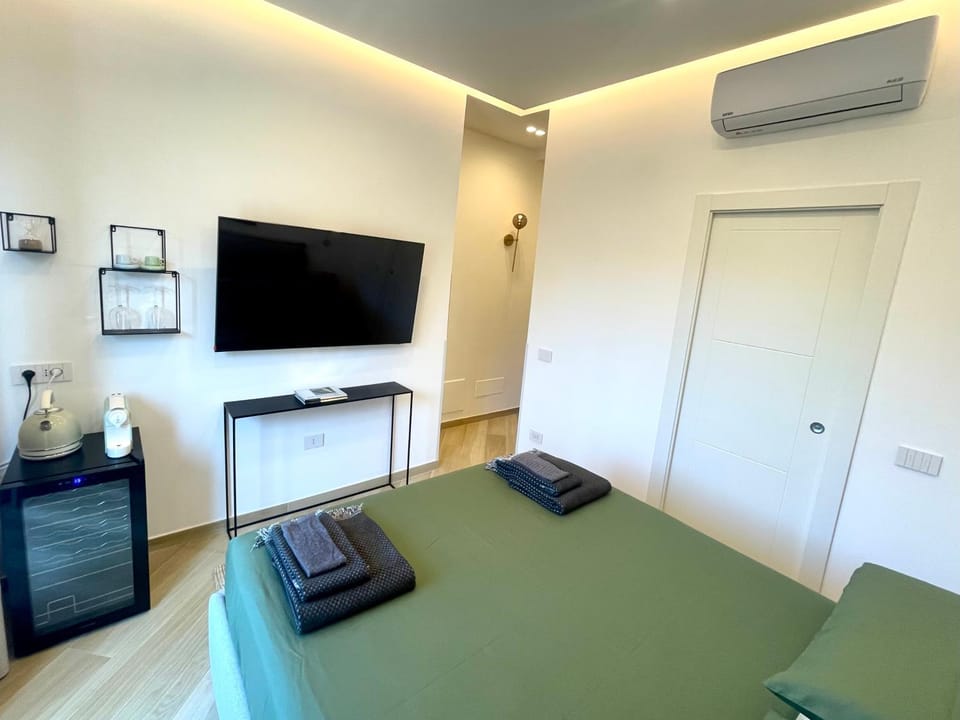 TV and multimedia, Coffee/tea facilities, Evening entertainment, minibar, air conditioner