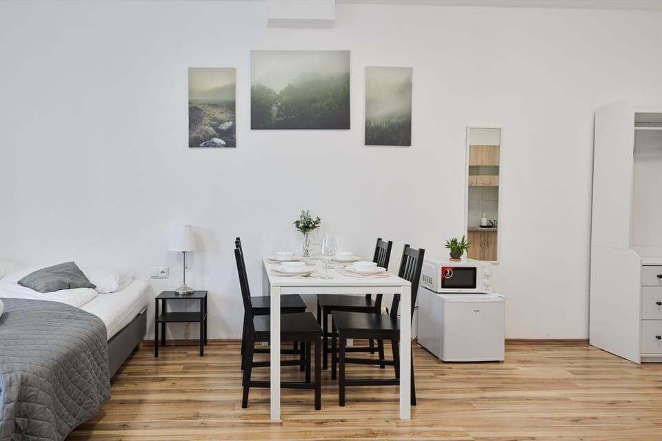 Seating area, Dining area