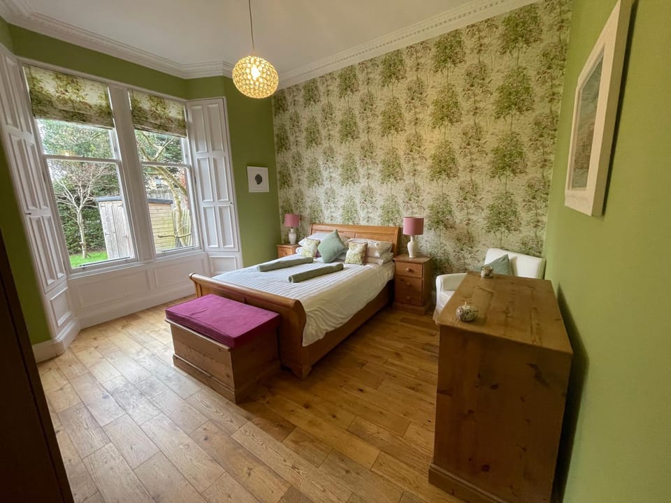 Bed, Photo of the whole room, Seating area, Bedroom