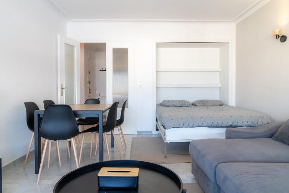 Bed, Living room