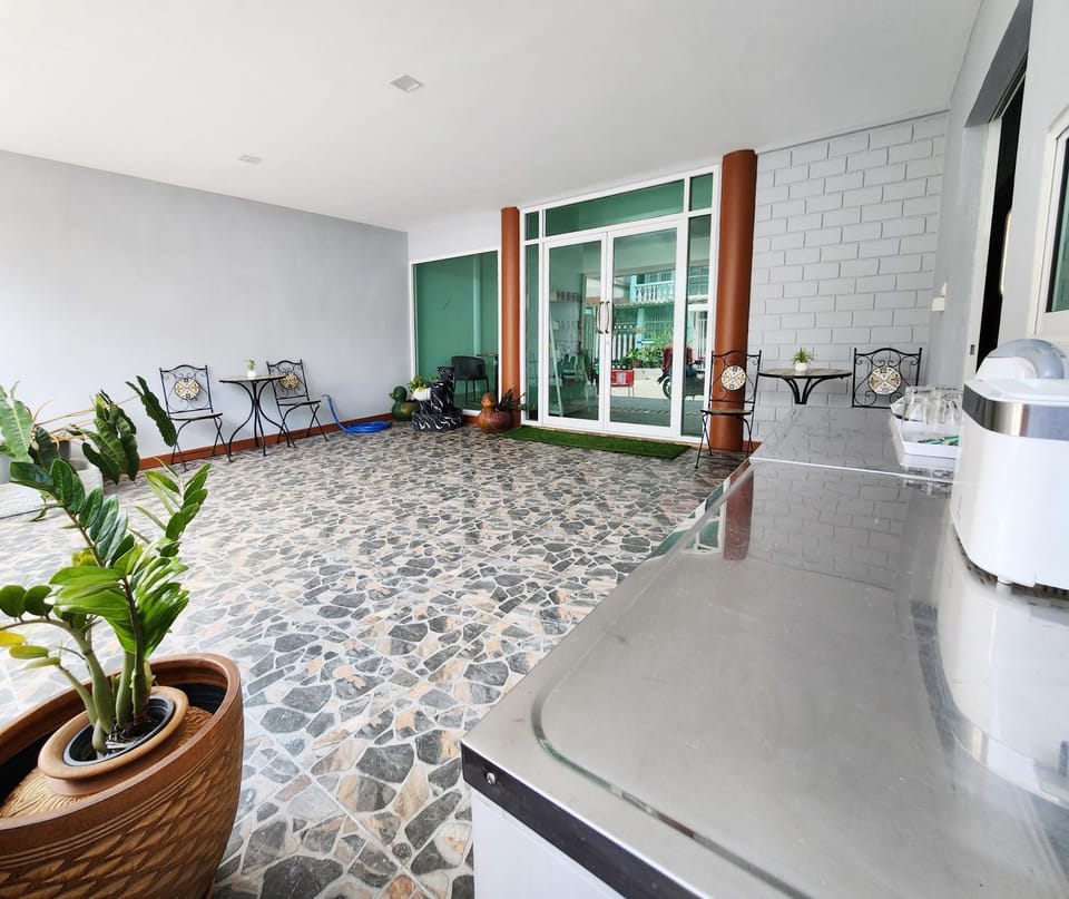 Facade/entrance, Kitchen or kitchenette