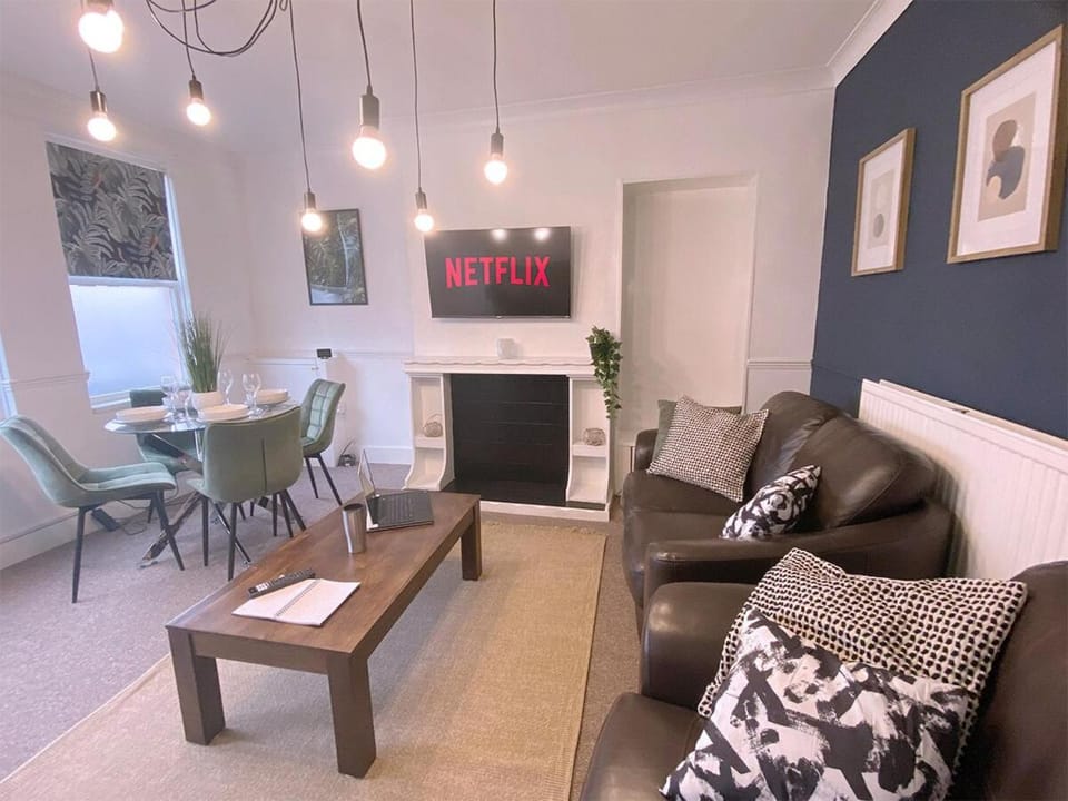 TV and multimedia, Living room, Seating area, Dining area