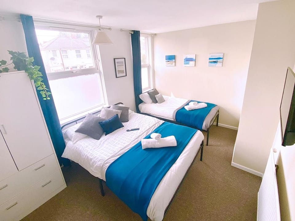 Bed, Bedroom, towels