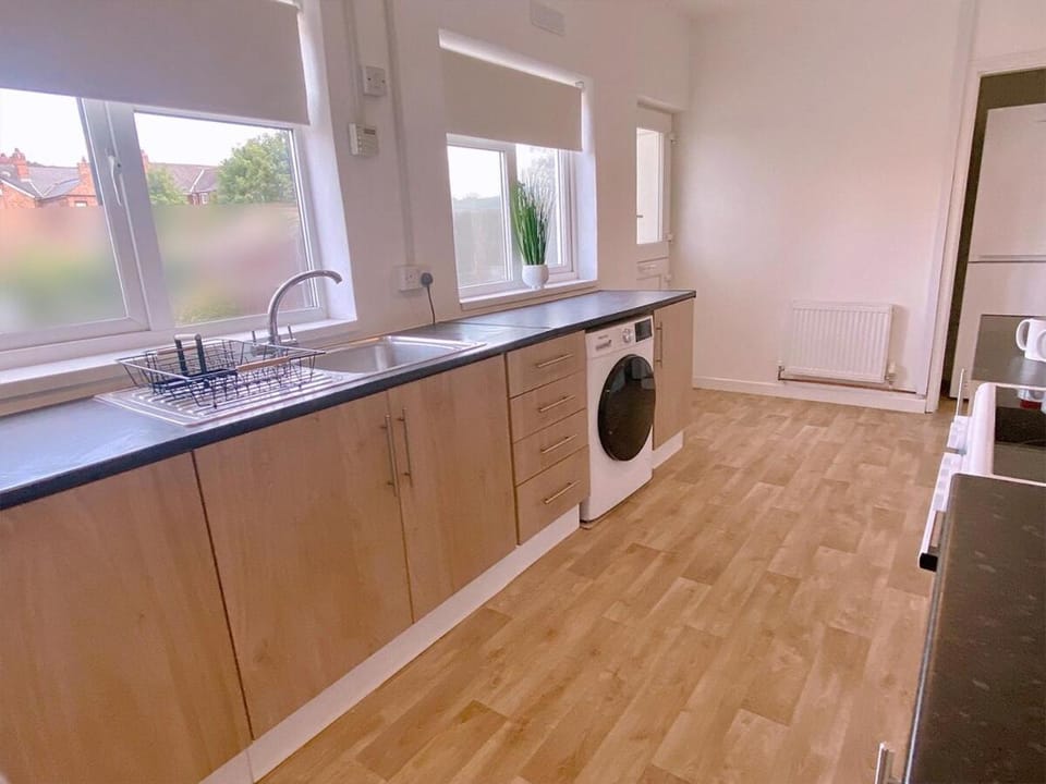 Kitchen or kitchenette, washing machine
