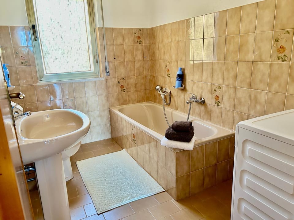 Bathroom, Bath, towels