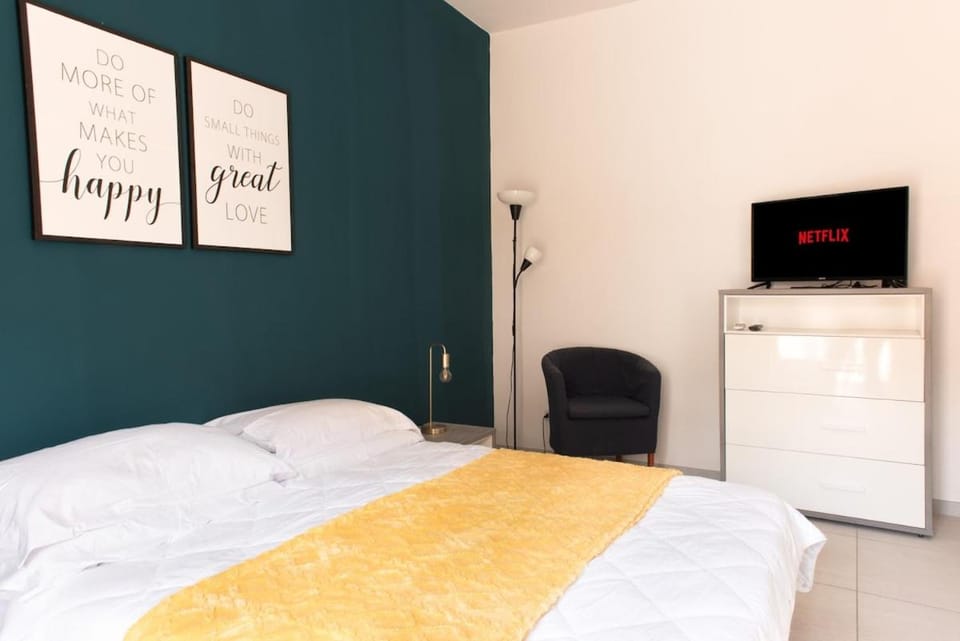 Bed, TV and multimedia, Photo of the whole room, Bedroom, wardrobe, air conditioner