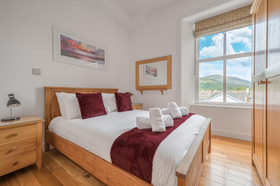 Bedroom, Mountain view