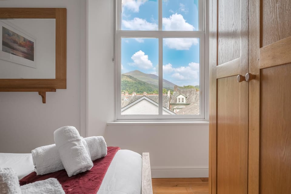 Bedroom, Mountain view