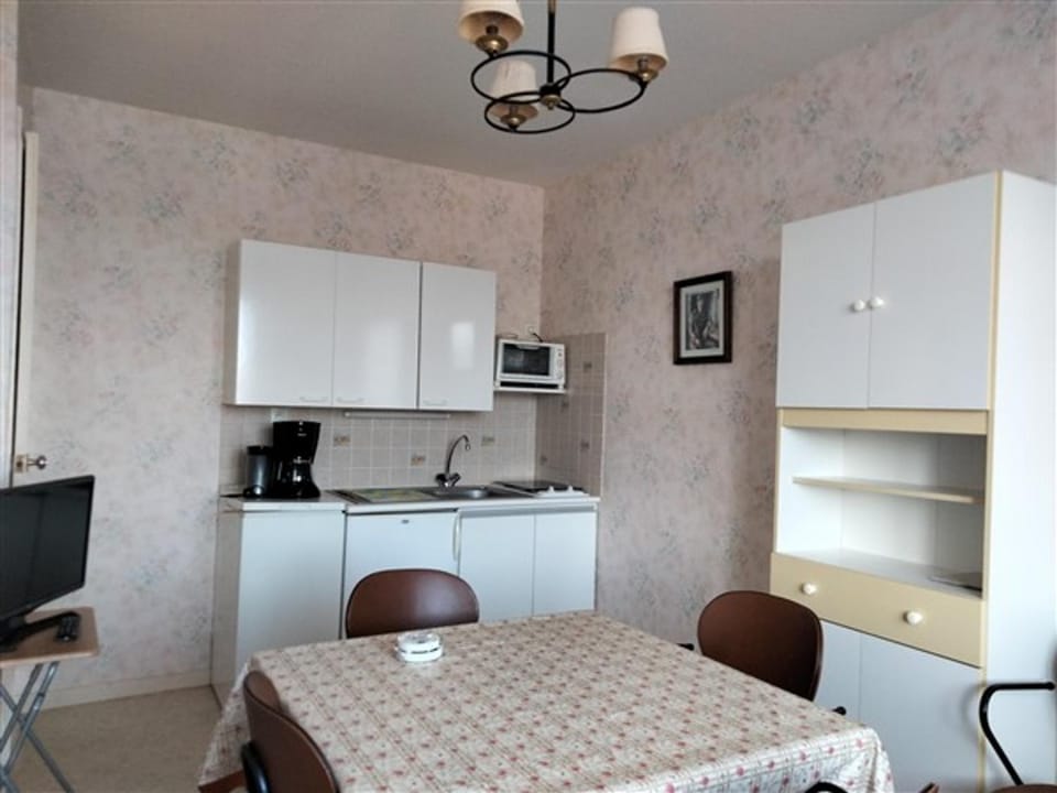 Appartement T2 - Accès Direct Plage, à 150m du Centre, Les Sables d'Olonne - FR-1-331-225 Apartment in Les Sables-d'Olonne