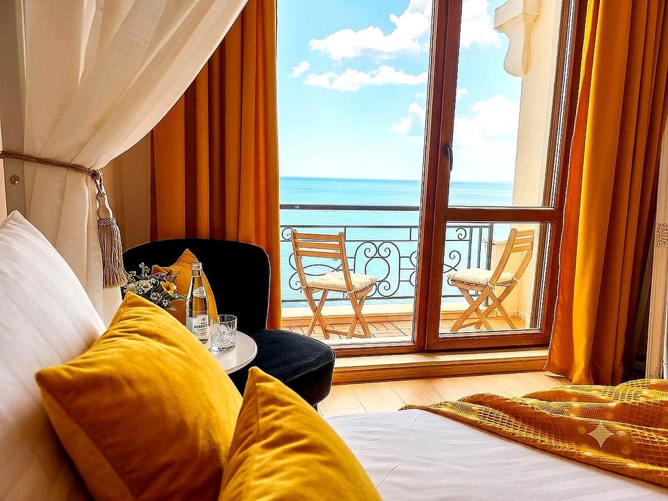 View (from property/room), Seating area, Bedroom, Sea view