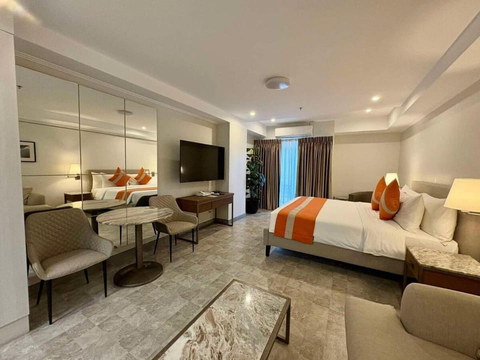 Sheryll Escapes - La Grande Phase 2, Grand Studio 708 on 7th floor with Balcony, Wifi & Netflix Apartment in Angeles