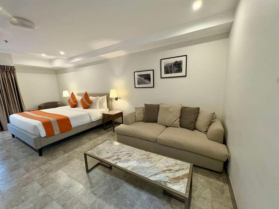 Sheryll Escapes - La Grande Phase 2, Grand Studio 708 on 7th floor with Balcony, Wifi & Netflix Apartment in Angeles