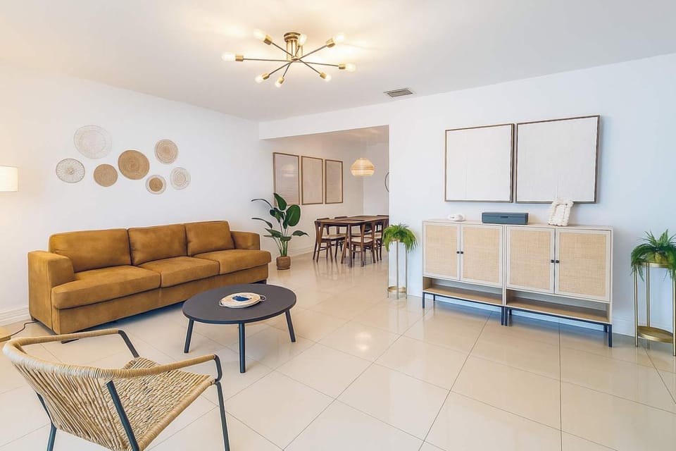 Stylish 2BR Getaway - Prime Miami Location Apartment in Coral Gables