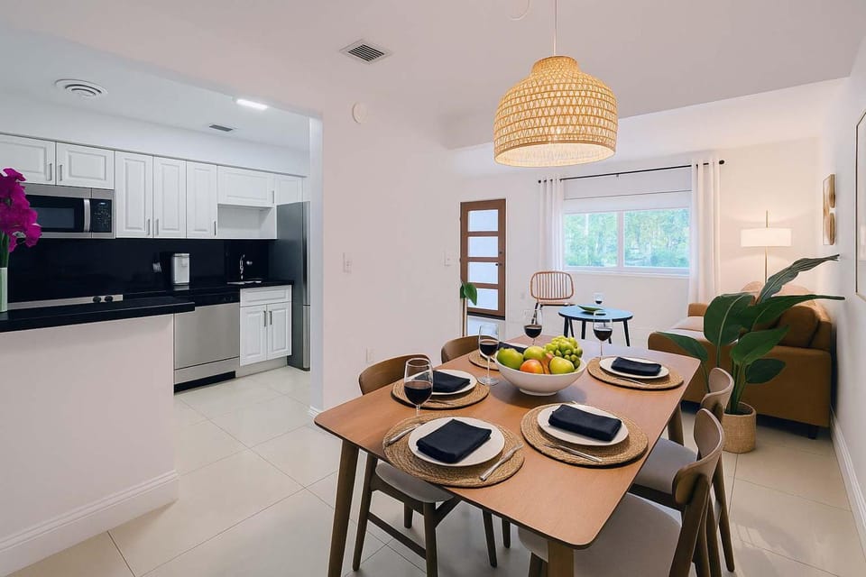 Stylish 2BR Getaway - Prime Miami Location Apartment in Coral Gables