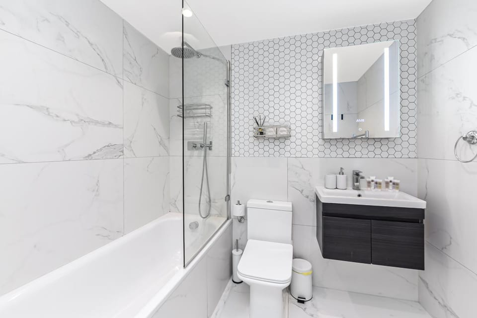 2BR Flat with Chic London Flair Apartment in City of Westminster