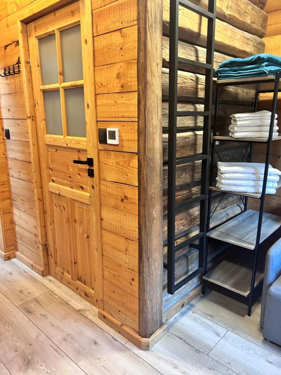 bunk bed, towels