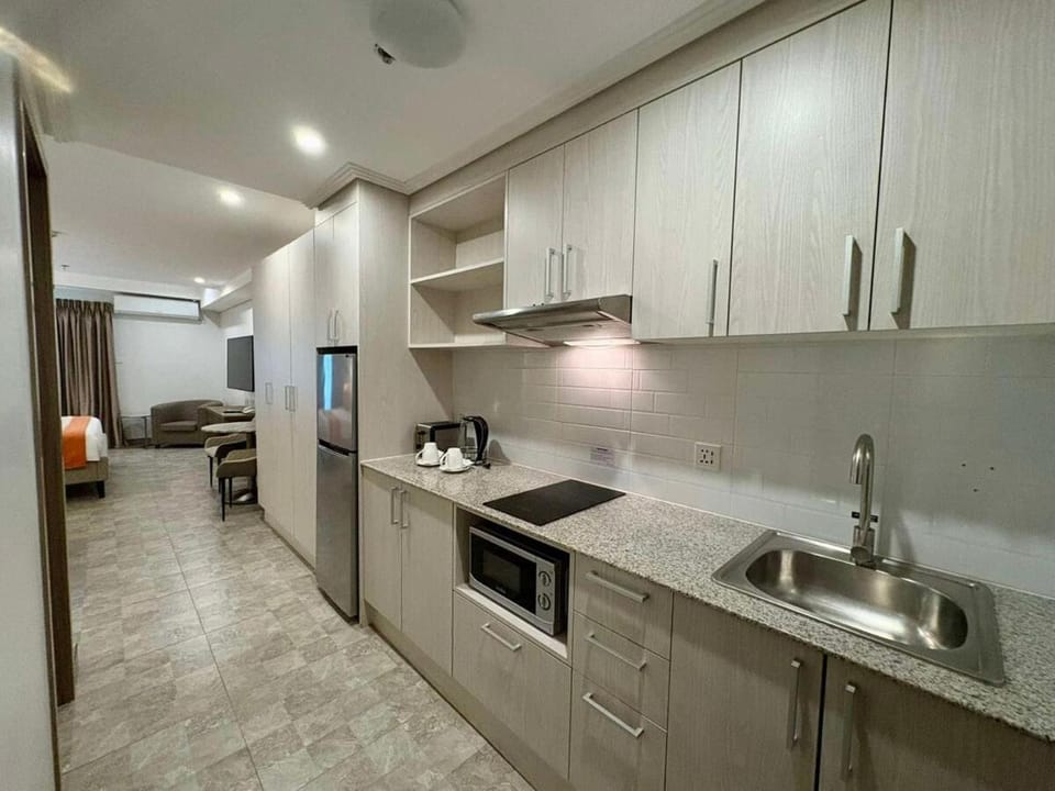 Sheryll Escapes - La Grande Phase 2, Grand Studio 516 with Balcony, Wifi & Netflix Apartment in Angeles