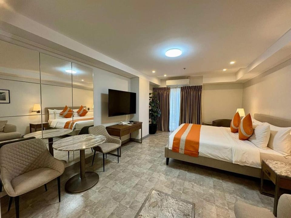 Sheryll Escapes - La Grande Phase 2, Grand Studio 516 with Balcony, Wifi & Netflix Apartment in Angeles