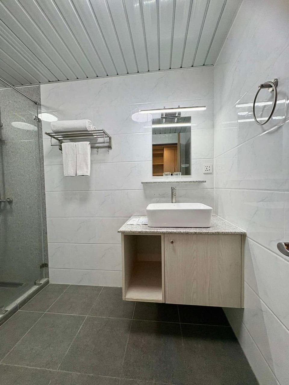 Sheryll Escapes - La Grande Phase 2, Grand Studio 516 with Balcony, Wifi & Netflix Apartment in Angeles