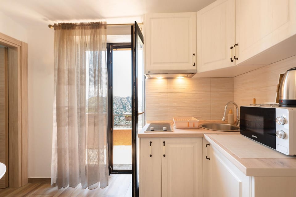 Big Hill Apartment 2 Apartment in Kotor Municipality