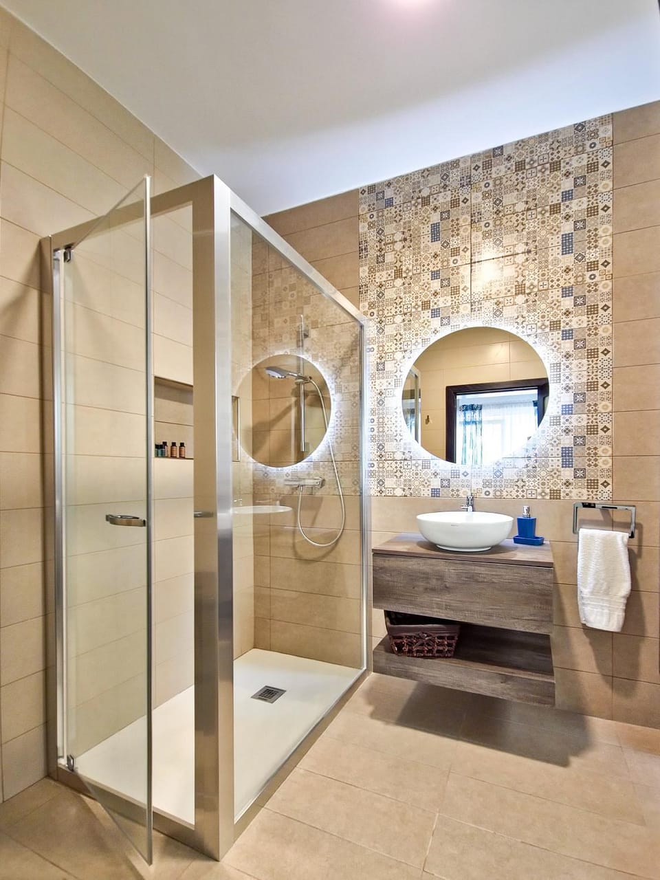 Shower, Toilet, Bathroom, towels