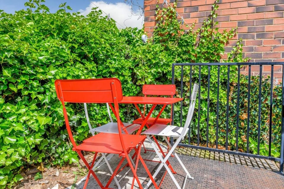 Sheffield 1-Bed Flat by Parks, Trails & Woodland Apartment in Sheffield