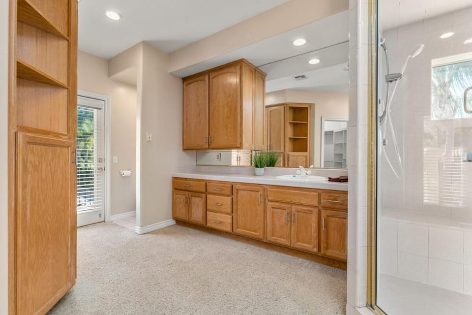 Lakeside Mansion Waterfront 34 beds Boat ramp Villa in Lake Elsinore