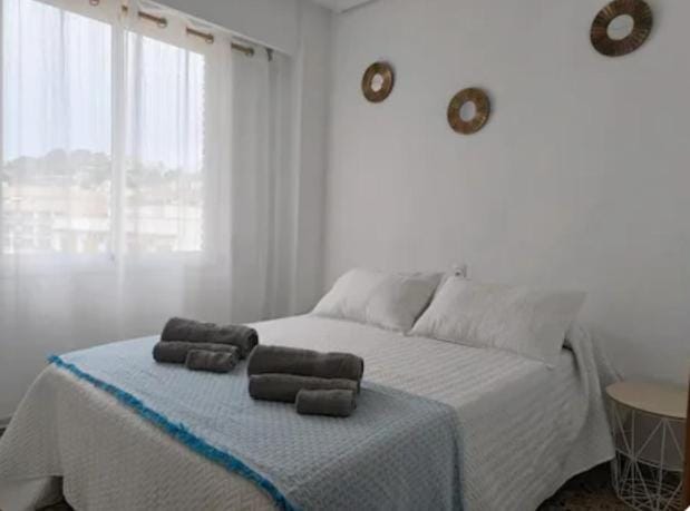 Bed, towels