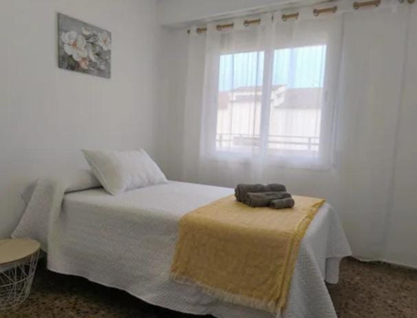 Bed, towels