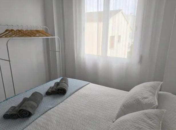 Bed, Bedroom, towels