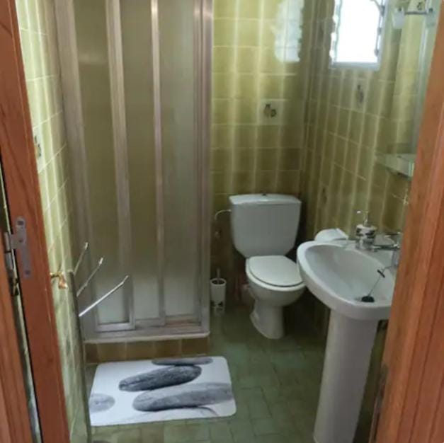 Shower, Toilet, Bathroom, towels