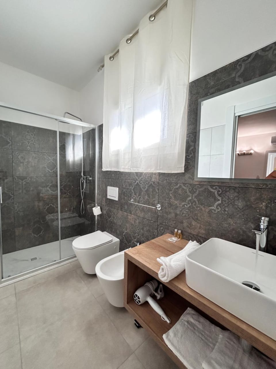 Shower, Toilet, Bathroom, bidet, towels