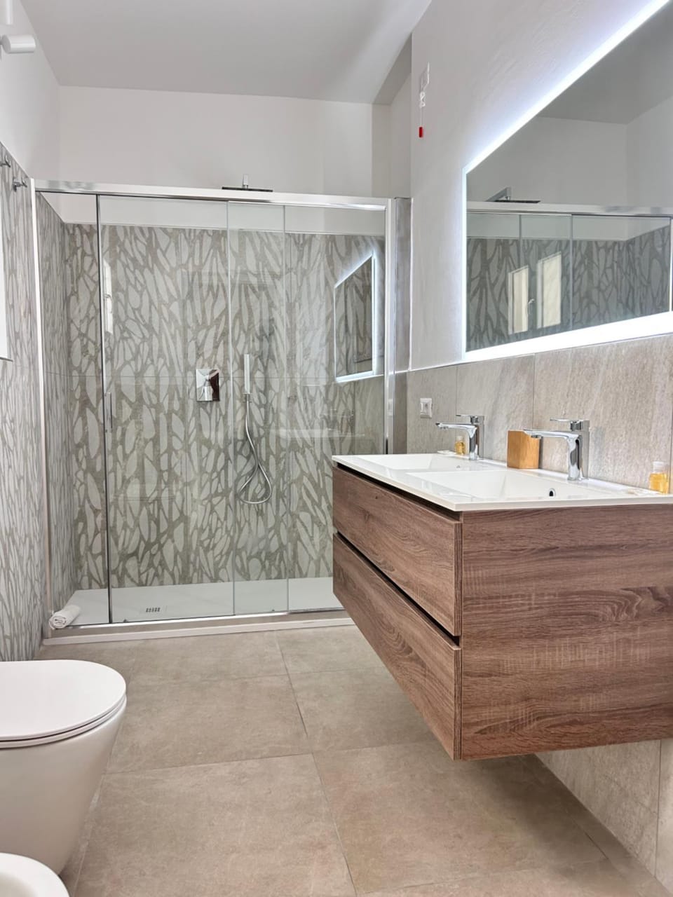 Shower, Toilet, Bathroom, towels