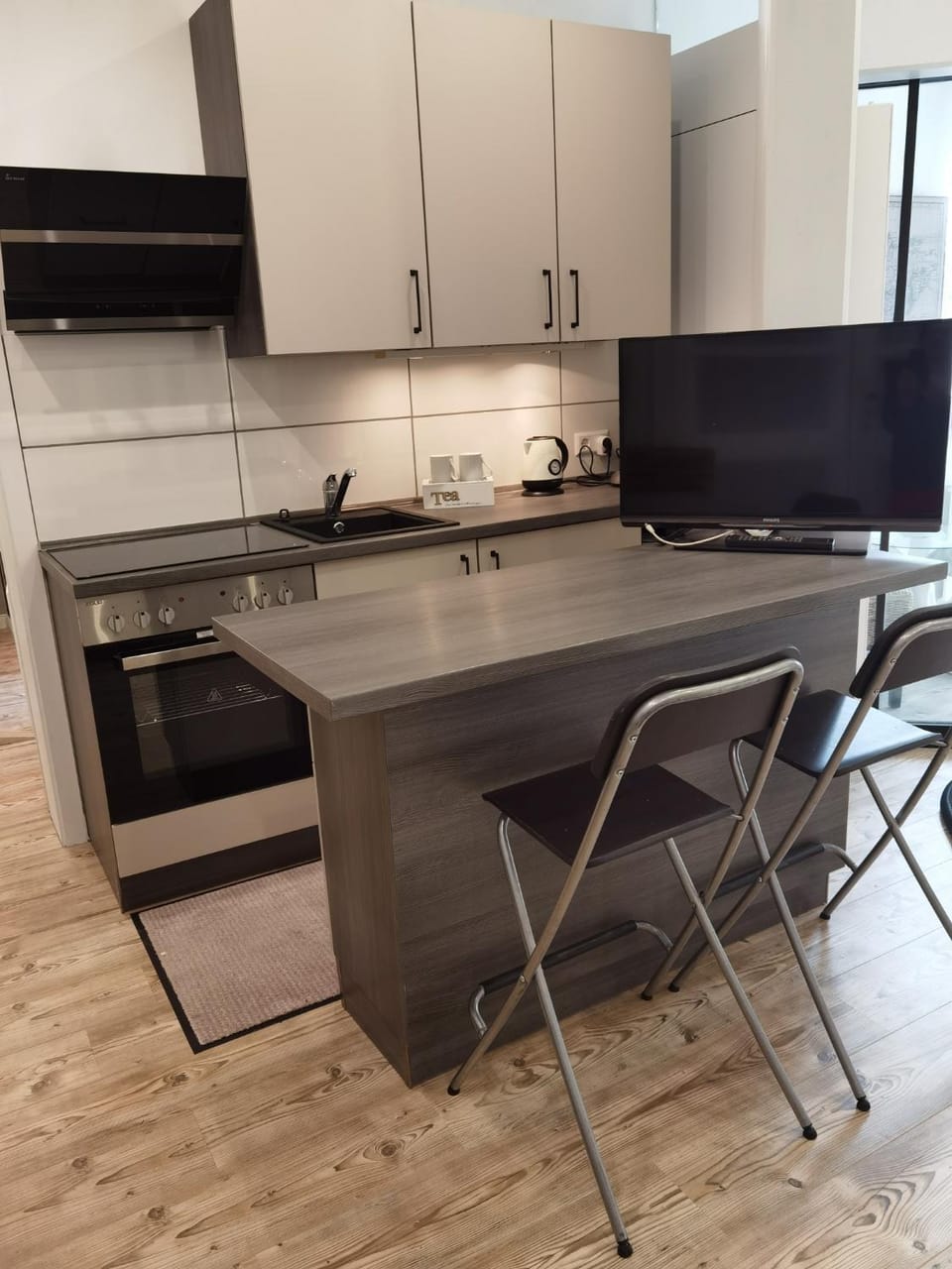 TV and multimedia, Kitchen or kitchenette, Dining area, oven, stove