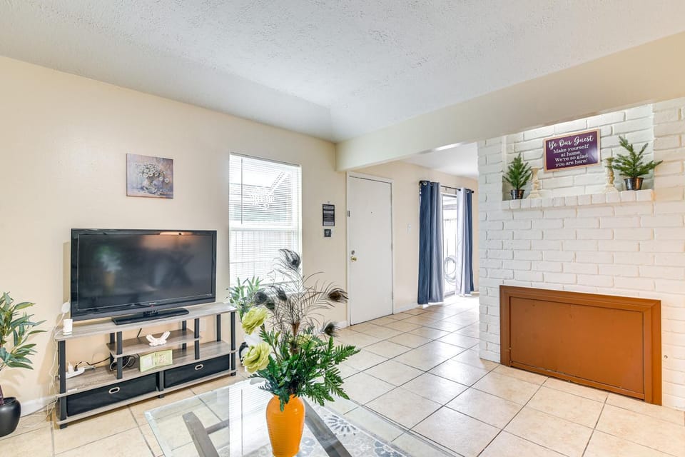 2 Mi to Chinatown: Pet-Friendly Houston Home House in Harris County