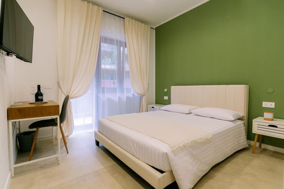 Bed, TV and multimedia, Photo of the whole room, Bedroom