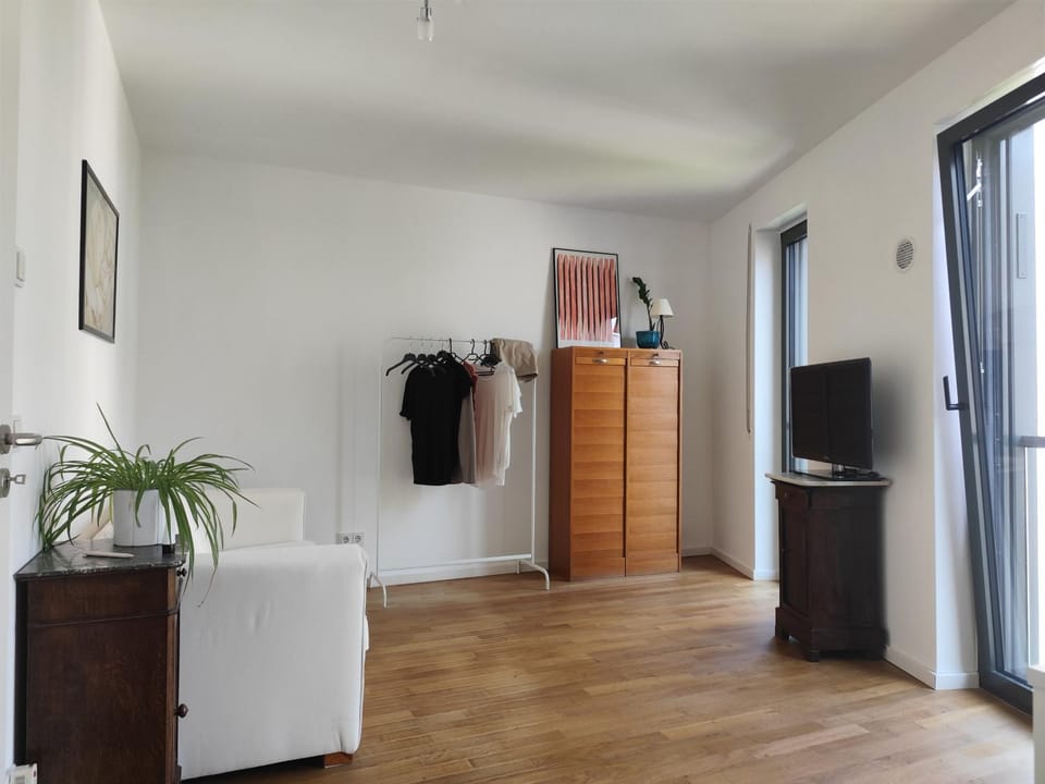 Photo of the whole room, Bedroom