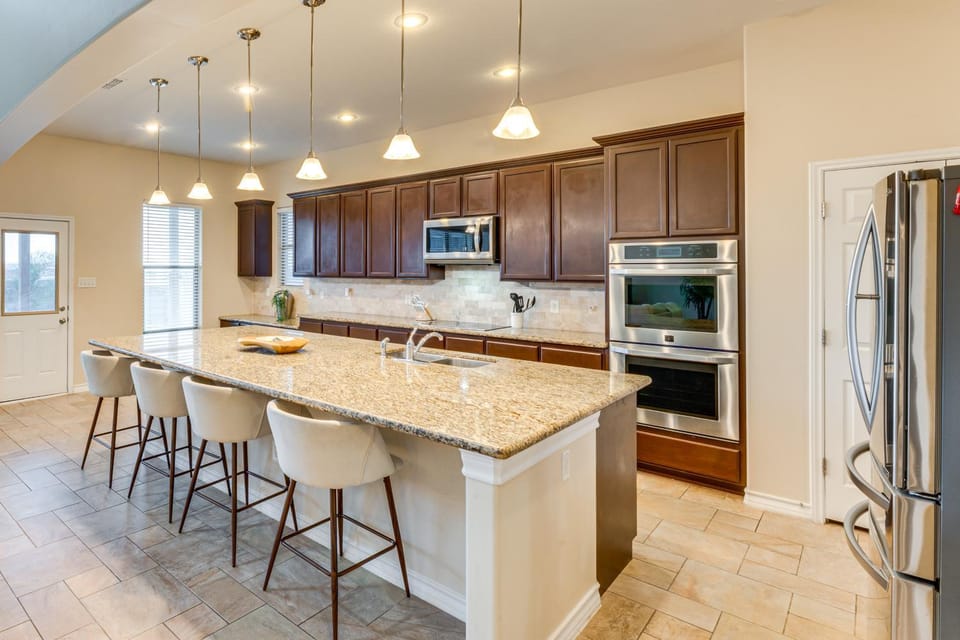 7 Mi to Lake Casa Blanca: Laredo Family Home! House in Laredo