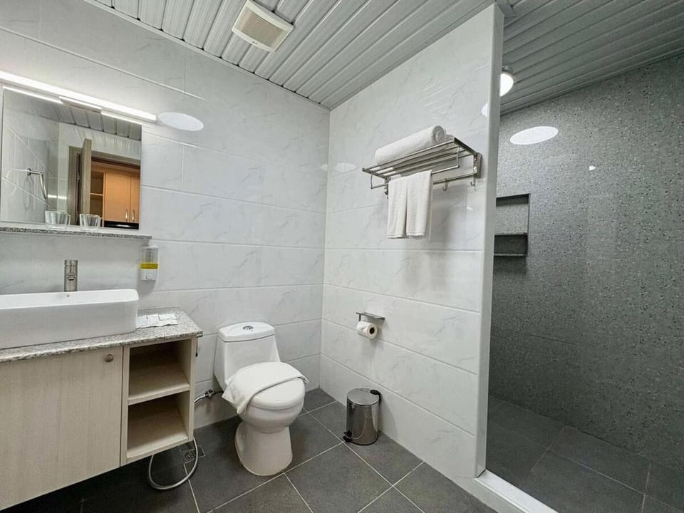 Sheryll Escapes - La Grande Phase 2, Grand Studio 625 with Balcony, Wifi & Netflix Apartment in Angeles