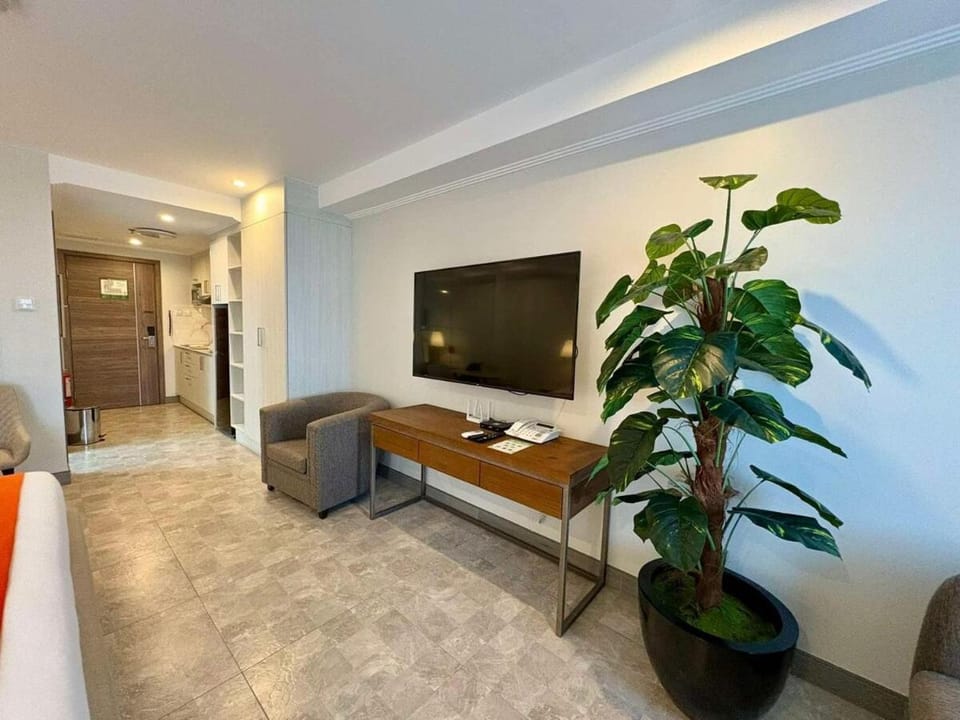 Sheryll Escapes - La Grande Phase 2, Grand Studio 625 with Balcony, Wifi & Netflix Apartment in Angeles
