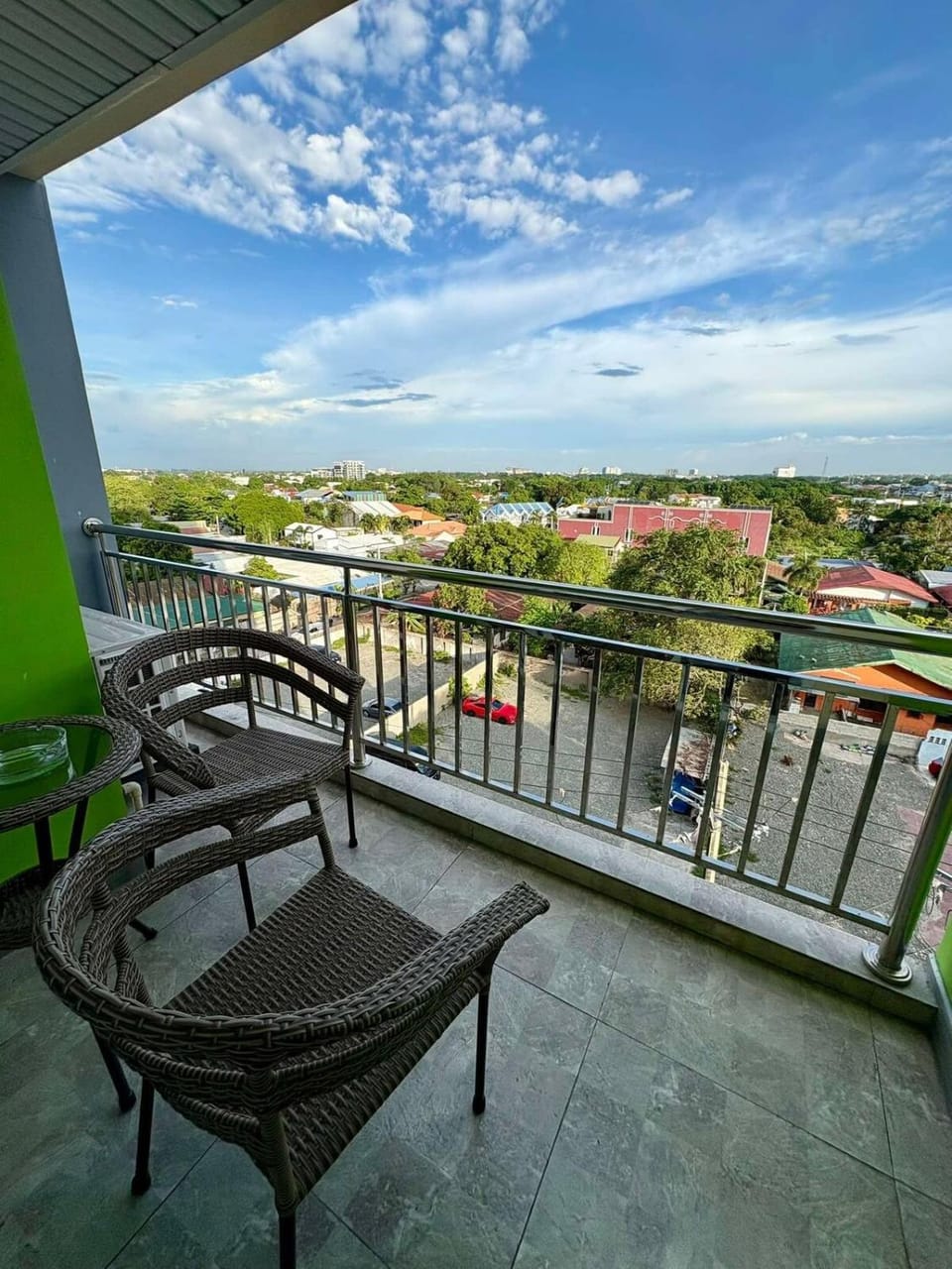 Sheryll Escapes - La Grande Phase 2, Grand Studio 625 with Balcony, Wifi & Netflix Apartment in Angeles