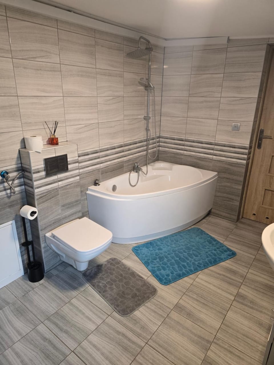 Shower, Toilet, Bathroom, Bath, towels