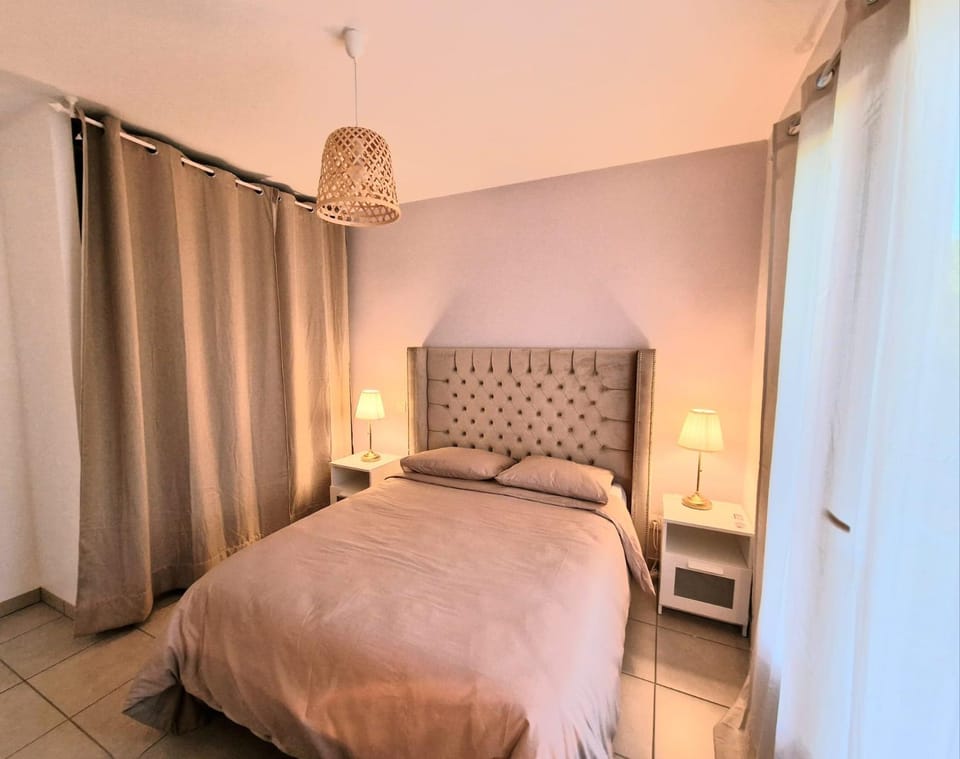 Bed, Bedroom, group of guests, storage