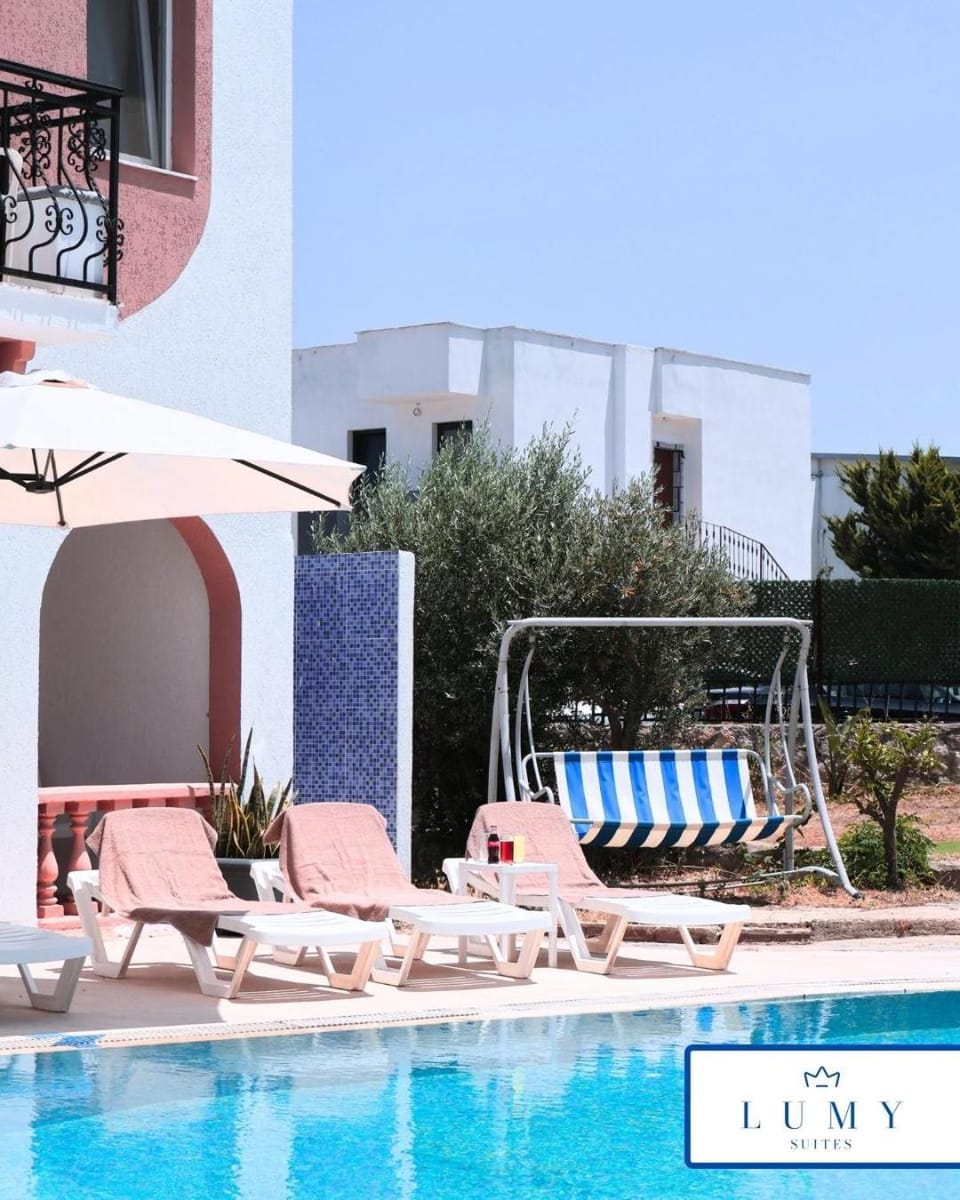 Property building, Day, Pool view, Swimming pool, sunbed