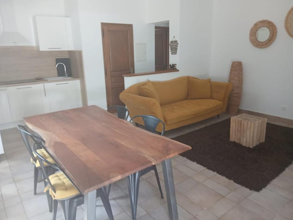 Kitchen or kitchenette, Living room, Seating area, Dining area