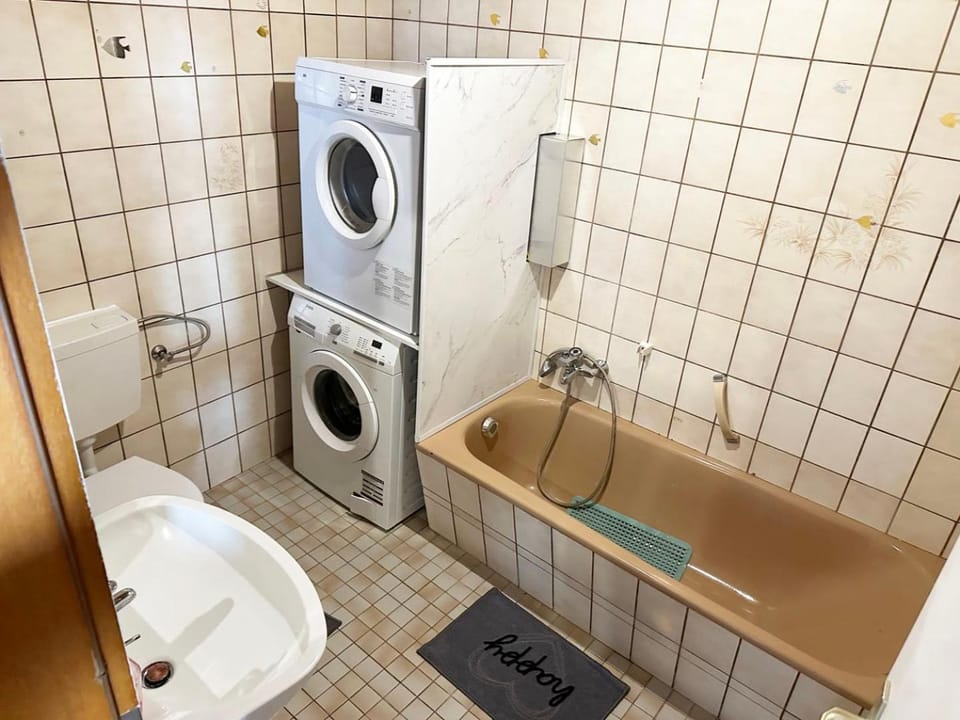 Bathroom, Bath, washing machine, dryer
