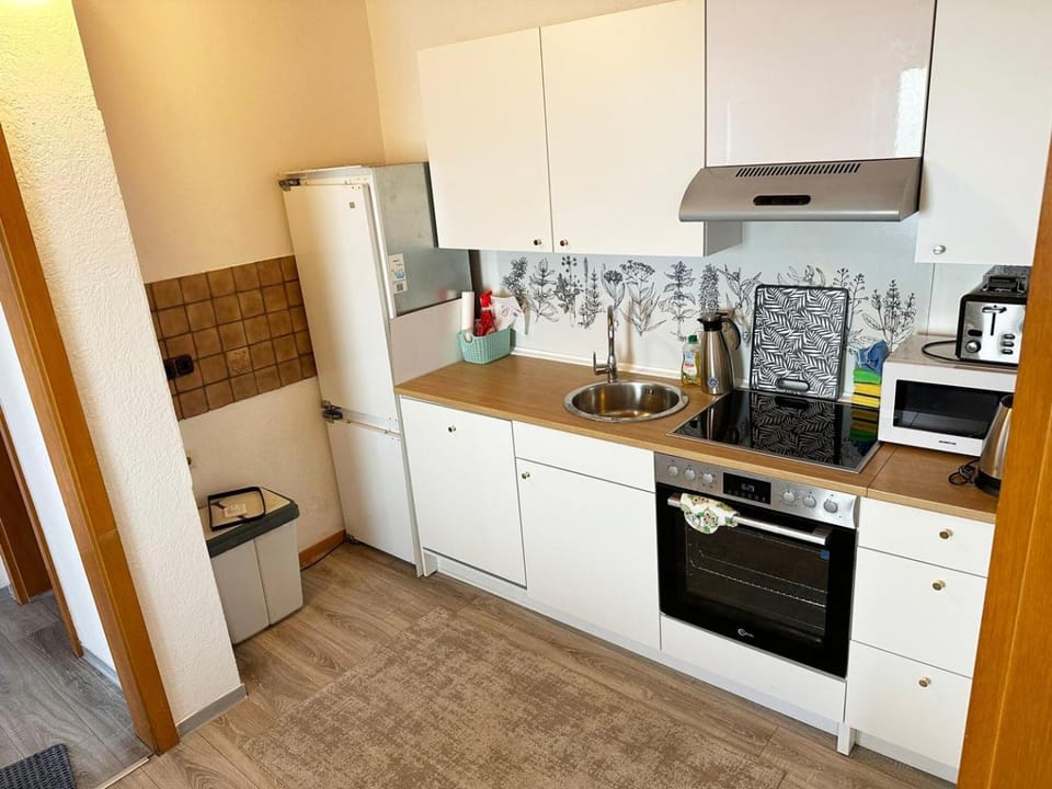 Coffee/tea facilities, Kitchen or kitchenette, oven, stove, toaster
