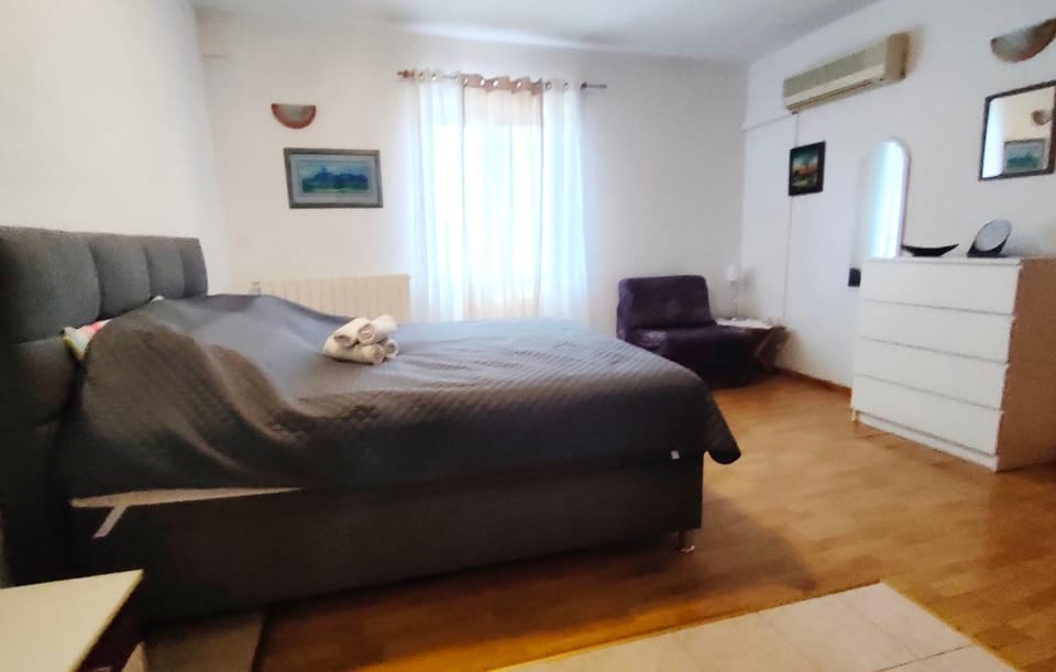 Bedroom, air conditioner