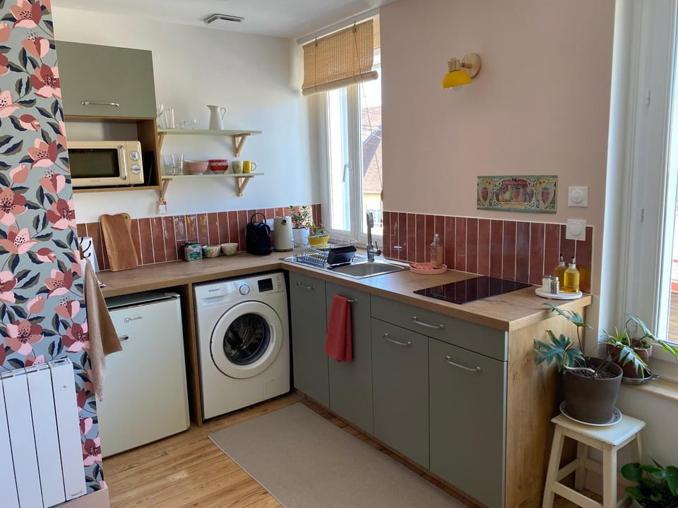 Kitchen or kitchenette, stove, washing machine